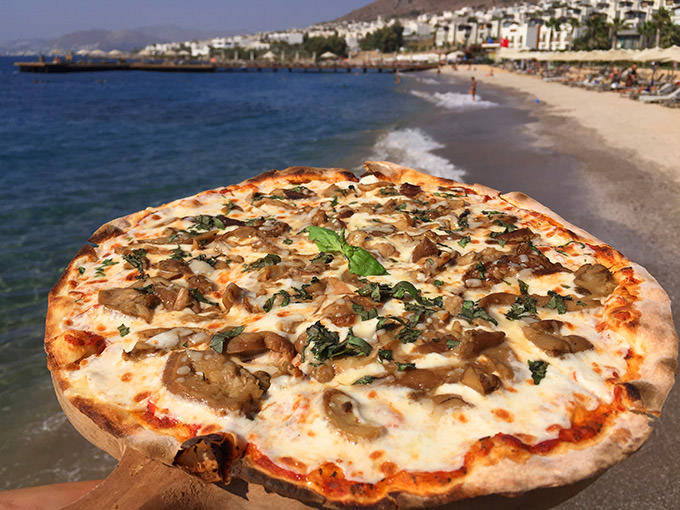 swissotel-resort-bodrum-beach-pizza-cokertme