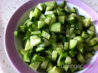 resimli-leziz-kisir-tarifi-salatalik