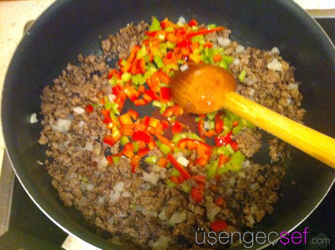 kiymali-mantarli-spagetti-tarifi-biber