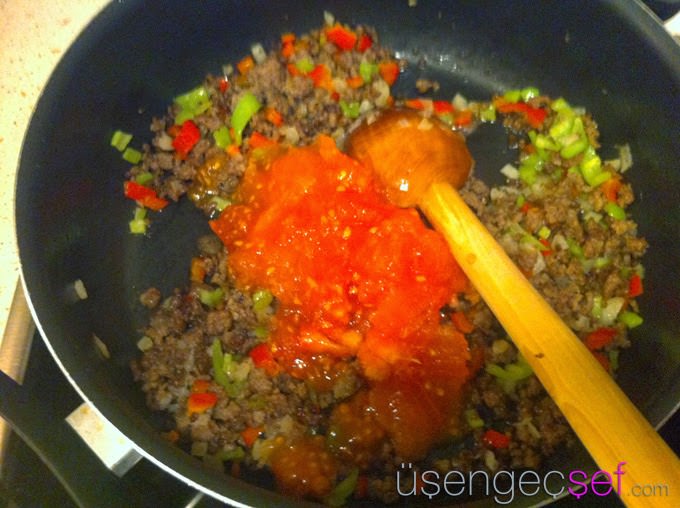 kiymali-mantarli-spagetti-tarifi-domates