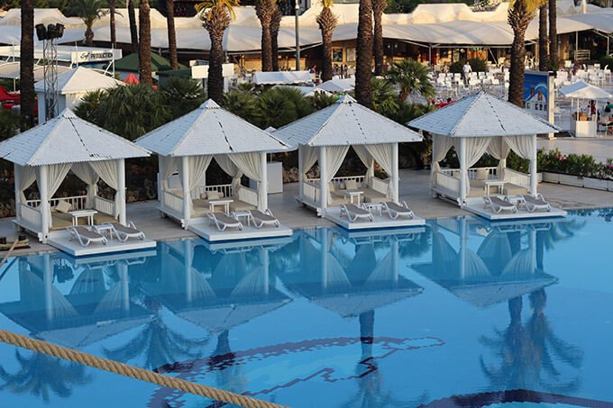 titanic-deluxe-lara-hotel-antalya-havuz-cabana