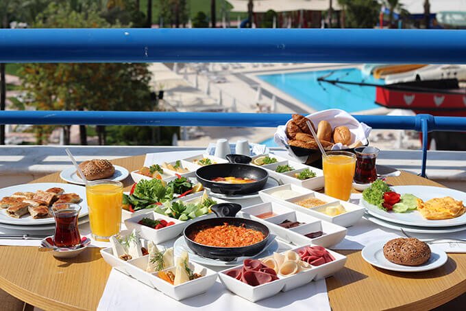 titanic-deluxe-lara-hotel-antalya-havuz-kahvalti