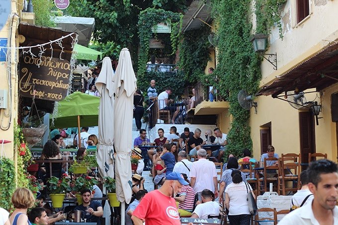 plaka-atina-gezi-rehberi-yunanistan-cafe