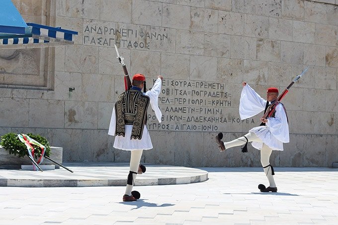 atina-parlamento-efsun-asker-nobet-degisimi