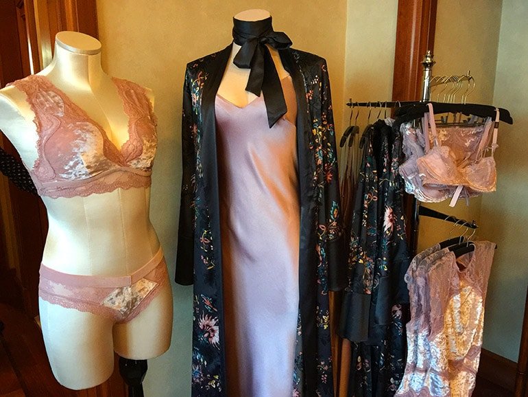 victorias-secret-defile-melekleri-love-ic-camasiri