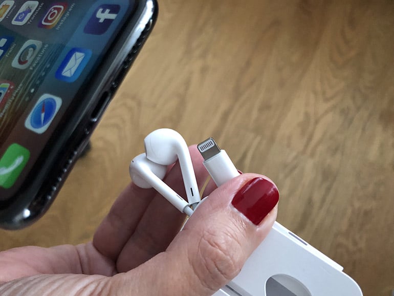 iphone x_fiyati-inceleme-ozellikler-sarj-kulaklik-giris