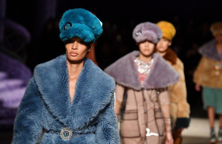 pelus-kurk-renkli-moda-2017-kis-moda-trend
