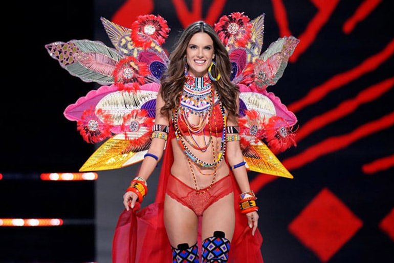 victorias-secret-2017-2018-defile-alessandra-ambrosio