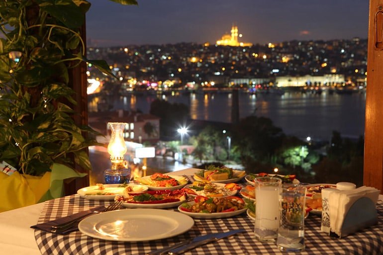 pera-adali-saro-canli-muzik-sevgililer-gunu